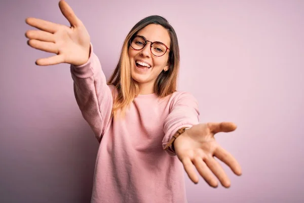 Mooie Blonde Vrouw Met Blauwe Ogen Draagt Trui Bril Roze — Stockfoto