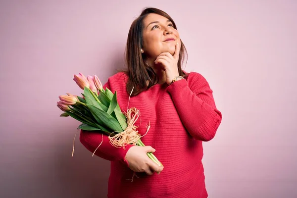 Mooie Size Vrouw Met Romantische Boeket Van Natuurlijke Tulpen Bloemen — Stockfoto