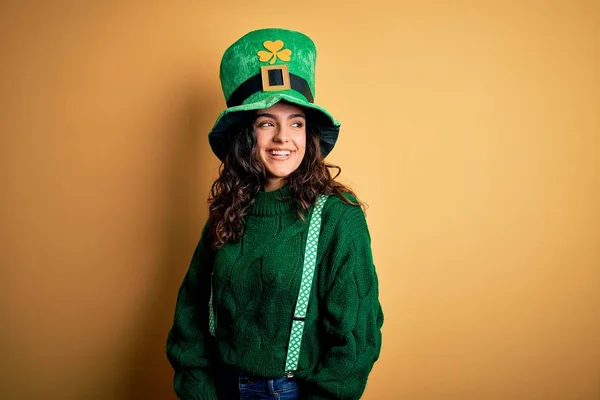 Beautiful Curly Hair Woman Wearing Green Hat Clover Celebrating Saint — Stock Photo, Image