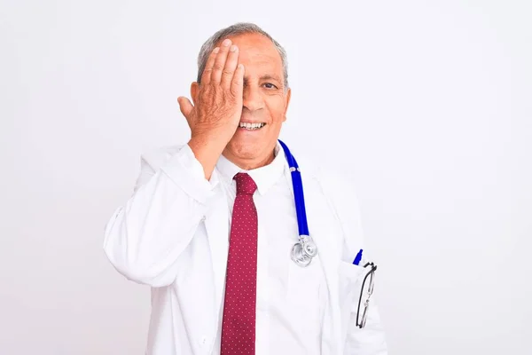 Senior Uomo Medico Dai Capelli Grigi Indossa Stetoscopio Piedi Sopra — Foto Stock