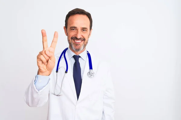 Dokter Usia Pertengahan Memakai Mantel Dan Stetoskop Berdiri Atas Latar — Stok Foto