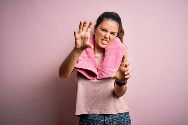 Young Beautiful Brunette Sportswoman Wearing Sportswear Towel Pink Background Smiling — Stock Photo, Image