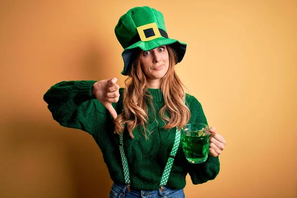 Beautiful Woman Wearing Hat Drinking Jar Green Beverage Celebrating Saint — Stock Photo, Image