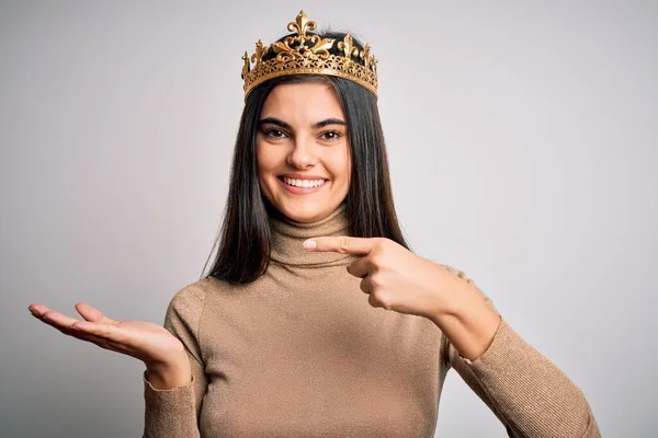 Young Beautiful Brunette Woman Wearing Golden Queen Crown Isolated White — ストック写真