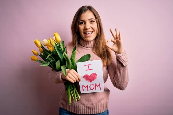 Krásná Žena Drží Papír Láskou Maminka Vzkaz Tulipány Slaví Den — Stock fotografie