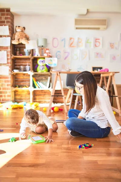 Bella Insegnante Disegno Del Bambino Utilizzando Scheda Digitale Intorno Sacco — Foto Stock