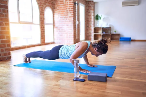 Schöne Sportlerin Mittleren Alters Auf Der Matte Praktiziert Yoga Indem — Stockfoto