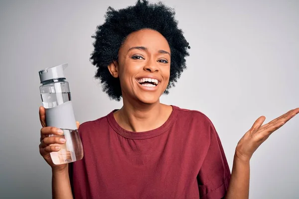 Młoda Afroamerykanka Afro Kobieta Kręconymi Włosami Pije Butelkę Wody Dla — Zdjęcie stockowe