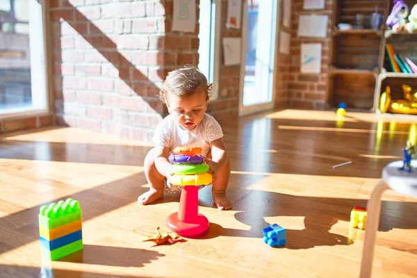 Entzückendes Kleinkind Baut Pyramide Mit Reifen Jede Menge Spielzeug Kindergarten — Stockfoto