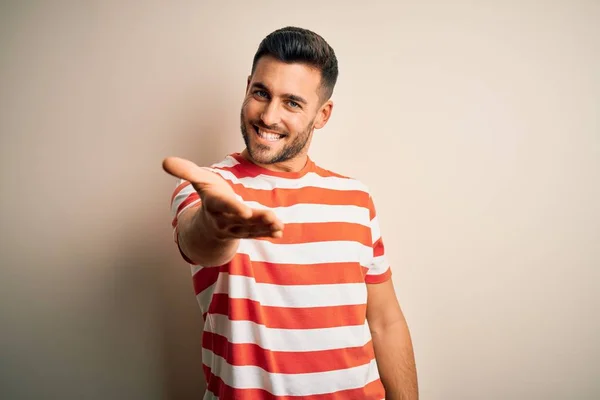 Jonge Knappe Man Draagt Casual Gestreepte Shirt Staan Geïsoleerde Witte — Stockfoto