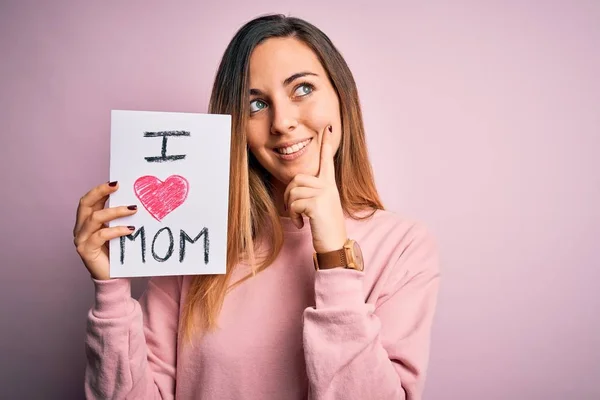 Fiatal Gyönyörű Kezében Papír Szeretettel Anya Üzenet Ünneplő Anyák Napja — Stock Fotó