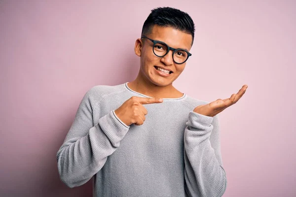 Young Handsome Latin Man Wearing Casual Sweater Glasses Pink Background — ストック写真