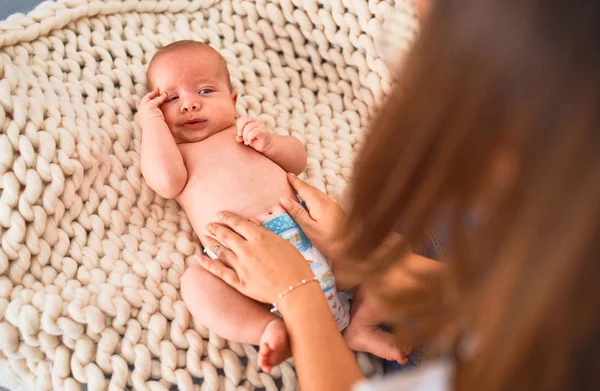 Jonge Mooie Vrouw Haar Baby Bank Deken Thuis Pasgeboren Moeder — Stockfoto