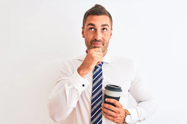 Jonge Knappe Zakenman Drinken Take Away Koffie Geïsoleerde Achtergrond Serieus — Stockfoto