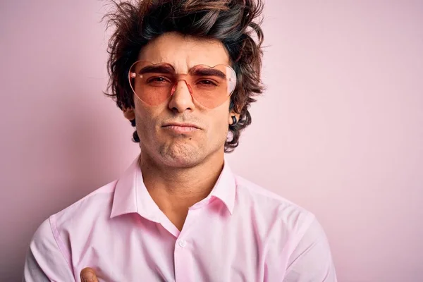 Ung Stilig Man Bär Glasögon Med Hjärtform Över Isolerade Rosa — Stockfoto