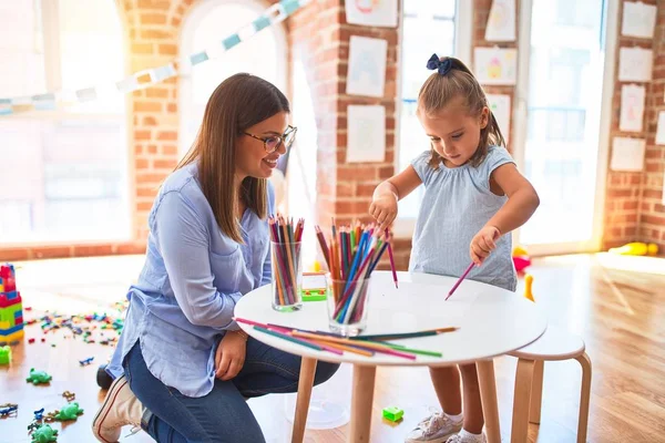 Ragazzina Caucasica Giocare Imparare Scuola Con Insegnante Sesso Femminile Madre — Foto Stock