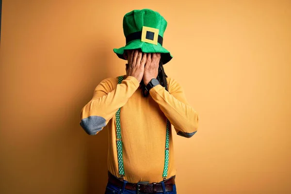 Jeune Homme Afro Américain Portant Chapeau Vert Célébrant Saint Patricks — Photo