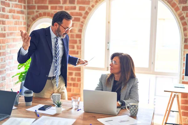 Due Uomini Affari Mezza Eta Che Lavorano Insieme Uomo Bullismo — Foto Stock