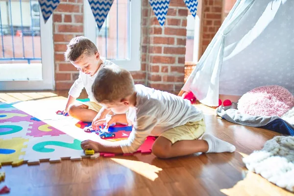 Entzückende Blonde Zwillinge Spielen Mit Autos Jede Menge Spielzeug Kindergarten — Stockfoto