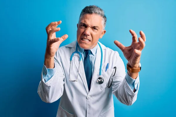 Średniego Wieku Przystojny Siwowłosy Lekarz Noszący Płaszcz Niebieski Stetoskop Krzyczący — Zdjęcie stockowe