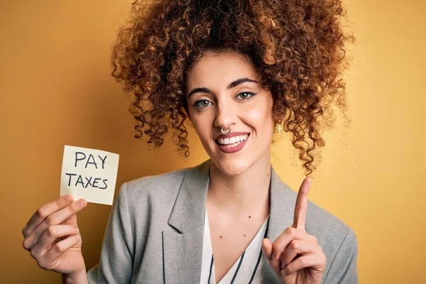 Junge Geschäftsfrau Mit Lockigem Haar Die Steuern Die Regierung Zahlt — Stockfoto