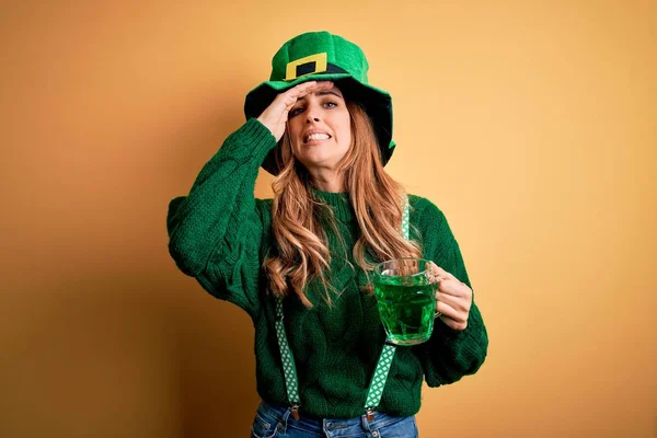 Hermosa Mujer Con Sombrero Bebiendo Tarro Bebida Verde Celebrando Santo —  Fotos de Stock