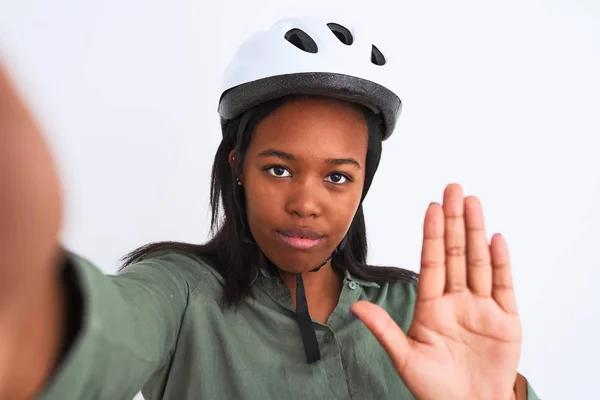 Mujer Afroamericana Joven Con Casco Bicicleta Tomando Una Selfie Sobre —  Fotos de Stock