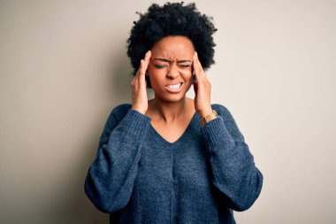 Afrika kökenli, kıvırcık saçlı, başı ağrıyan, sıradan bir kazak giyen güzel bir afro kadın. Migren ağrısı..