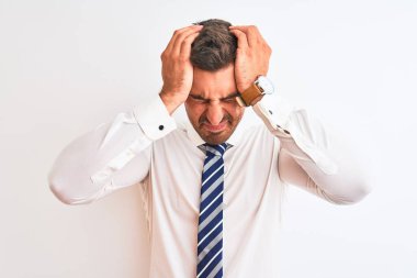 Genç yakışıklı, zarif bir iş adamı. Tecrit edilmiş bir geçmişi var. Ağrı ve migren yüzünden baş ağrısı ve stresten muzdarip. Ellerini başının üstüne koy..