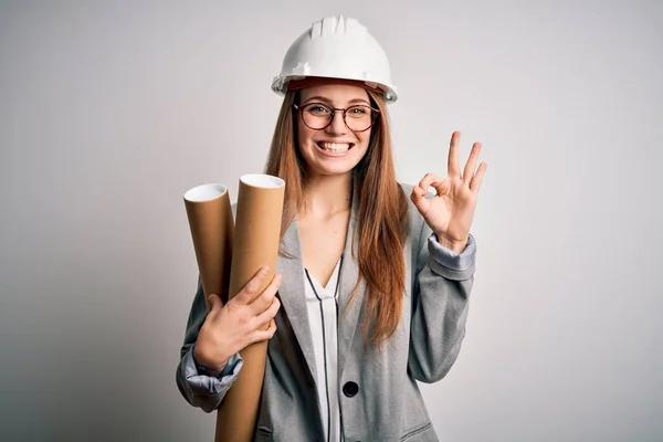 Junge Schöne Rothaarige Architektin Mit Brille Und Schutzhelm Hält Blaupausen — Stockfoto