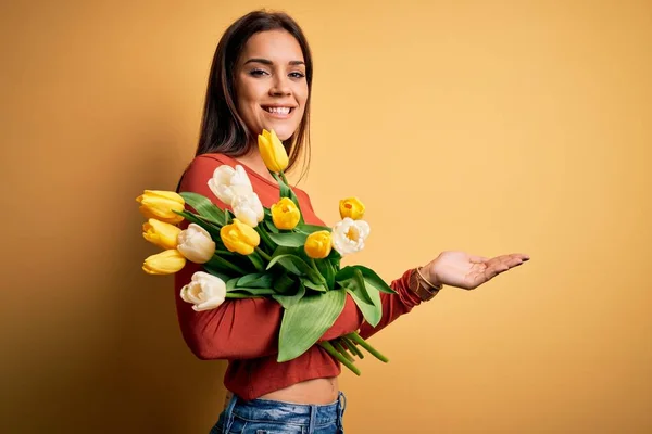 Jonge Mooie Brunette Vrouw Met Boeket Van Tulpen Bloemen Gele — Stockfoto