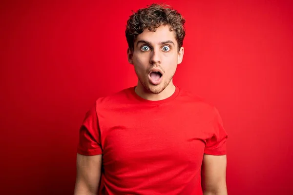 Jovem Loiro Bonito Homem Com Cabelo Encaracolado Vestindo Shirt Casual — Fotografia de Stock