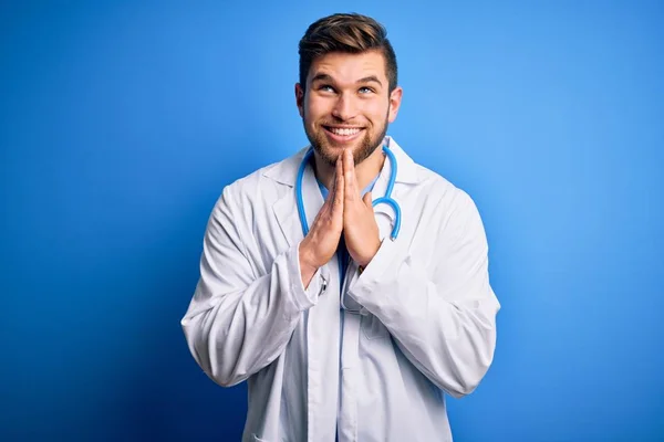 Young Blond Doctor Man Beard Blue Eyes Wearing White Coat — 图库照片