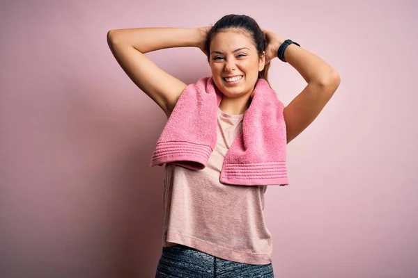 Young Beautiful Brunette Sportswoman Wearing Sportswear Towel Pink Background Relaxing — Stock Photo, Image