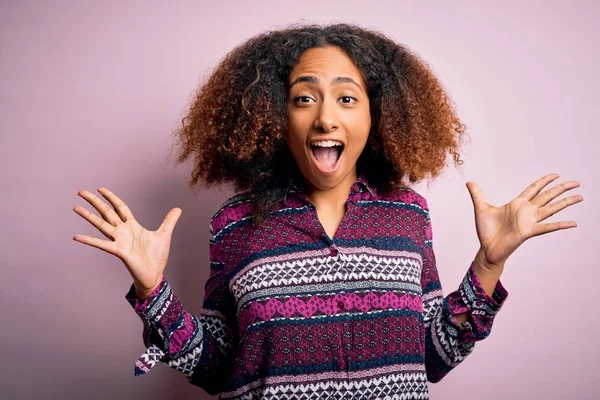 Mujer Afroamericana Joven Con Pelo Afro Vistiendo Camisa Colorida Sobre — Foto de Stock