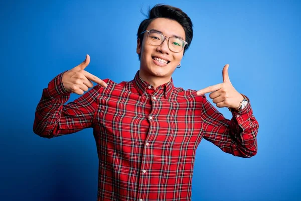Jonge Knappe Chinese Man Draagt Casual Shirt Bril Blauwe Achtergrond — Stockfoto