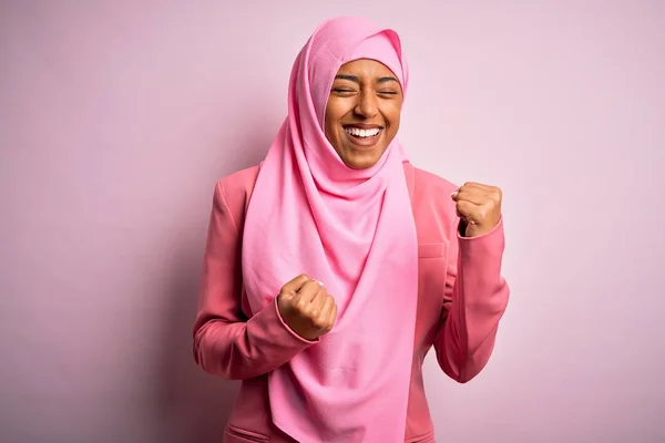 Junge Afroamerikanische Afro Frau Trägt Muslimischen Hijab Über Isoliertem Rosa — Stockfoto