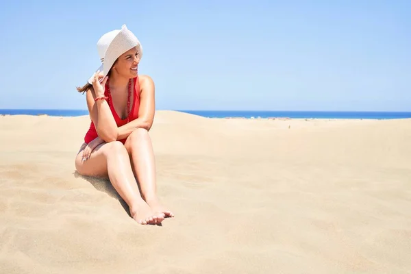 Jovem Bela Mulher Tomando Banho Sol Sentado Areia Usando Maiô — Fotografia de Stock