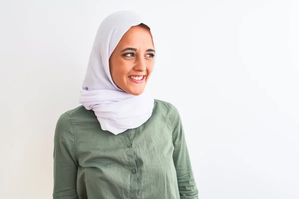 伝統的なイスラム教徒のヒジャーブを身に着けている若い美しいアラブの女性は 孤立した背景に離れて顔に笑顔で横に見て 自然な表情 自信を持って — ストック写真