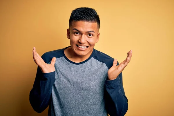 Joven Hombre Latino Guapo Con Camiseta Casual Pie Sobre Fondo —  Fotos de Stock