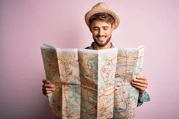 Junger Touristenmann Urlaub Mit Hut Und Stadtplan Vor Rosa Hintergrund — Stockfoto