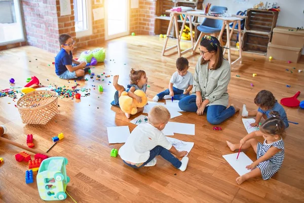 Vacker Lärare Och Grupp Småbarn Sitter Golvet Ritning Med Papper — Stockfoto