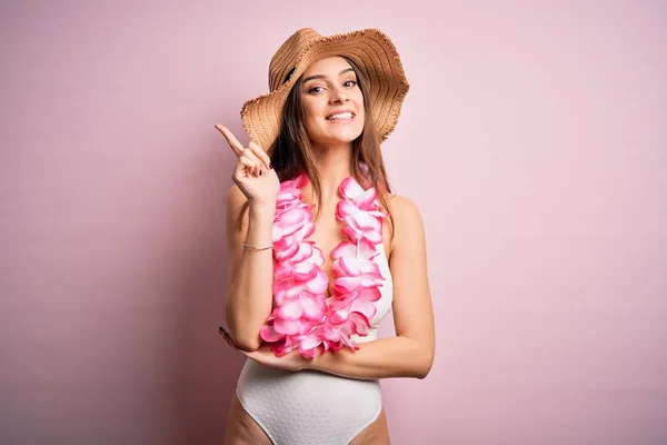 Junge Schöne Brünette Frau Urlaub Badeanzug Und Hawaiianischen Blumen Lei — Stockfoto