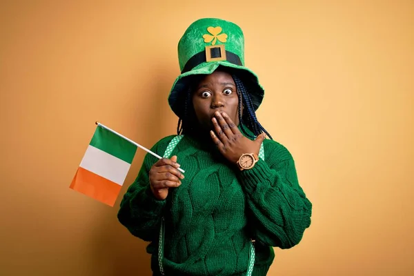 Size African American Woman Wearing Green Hat Holding Irish Flag — Stockfoto