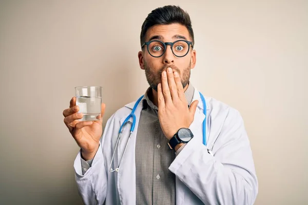 Joven Doctor Con Estetoscopio Bebiendo Vaso Agua Fresca Sobre Fondo — Foto de Stock