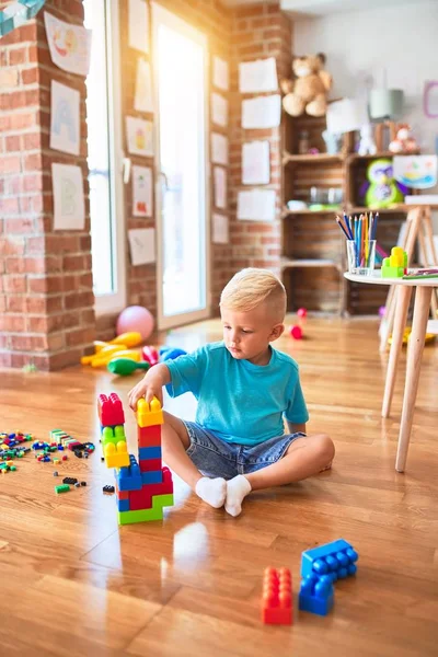 幼稚園でおもちゃのブロックで遊んでいる若い白人の子供 未就学児幸せなです遊び場ビルA塔 — ストック写真