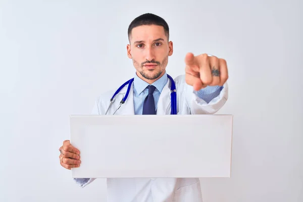 Joven Doctor Sosteniendo Banner Publicitario Blanco Sobre Fondo Aislado Señalando —  Fotos de Stock