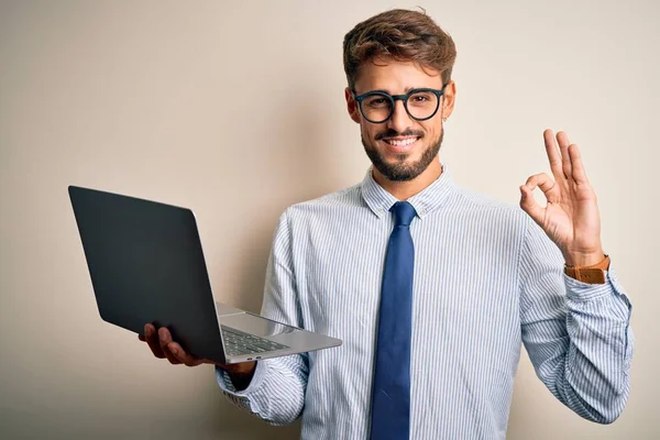 Joven Hombre Negocios Con Gafas Trabajo Utilizando Ordenador Portátil Pie —  Fotos de Stock