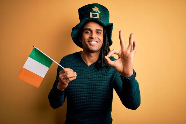 Αφροαμερικάνος Φοράει Πράσινο Καπέλο Κρατώντας Ιρλανδική Σημαία Ιρλανδία Γιορτάζει Την — Φωτογραφία Αρχείου