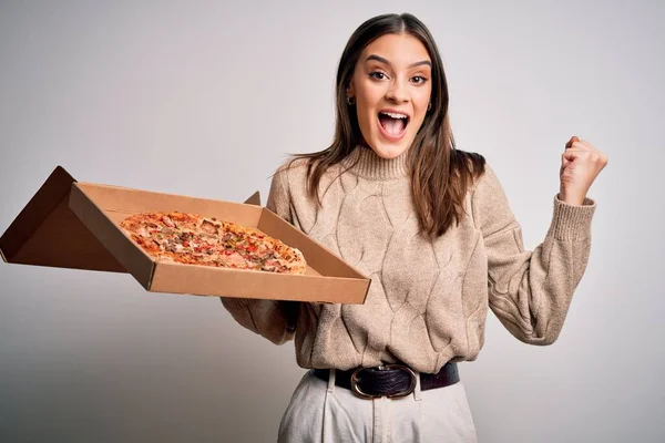 若いです美しいですブルネット女性保持ボックスでイタリアのピザとともに白い背景悲鳴誇りと勝利と成功を祝う非常に興奮し 応援感情 — ストック写真